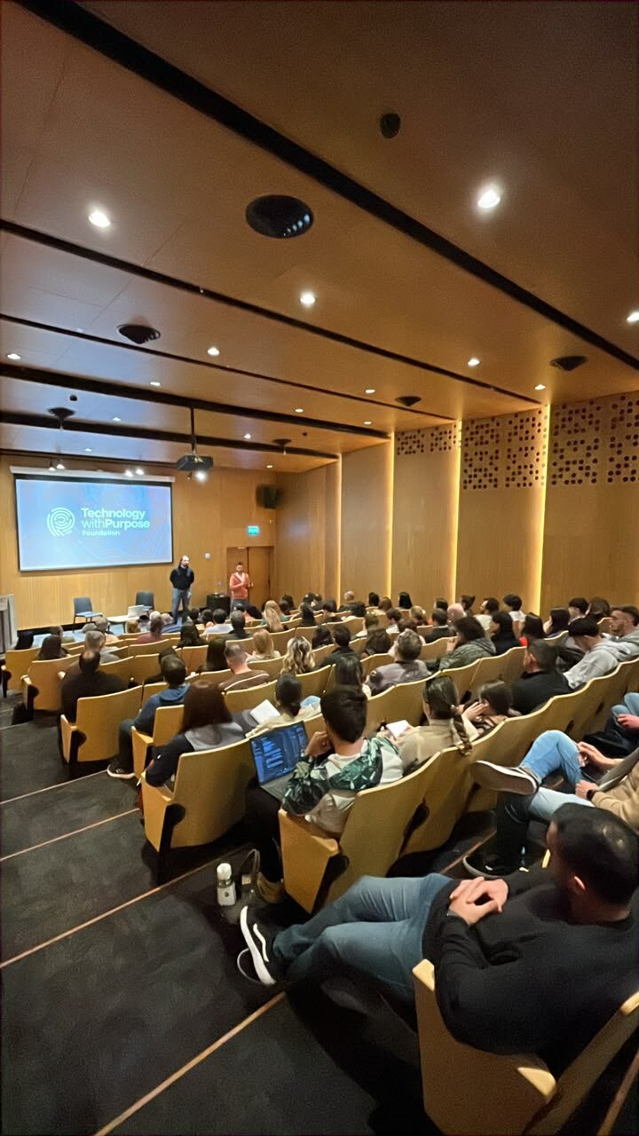 Auditorio con pantalla del ciclo Technology with Purpose